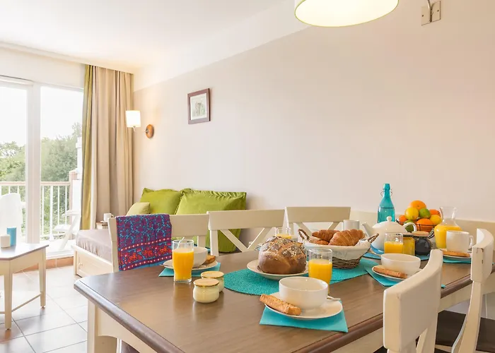 Village Pierre & Normandy Garden Branville